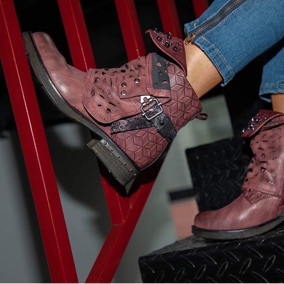 Combat Boots Studded Heels Biker Shoes-Winered - Picture 2 of 7